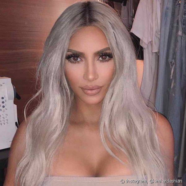 Donas de cabelo platinado como Kim Kardashian podem apostar em sombras cintilantes na cor prata e esfumar uma sombra marrom acinzentada nos c?los inferiores (Foto: Instagram @kimkardashian)